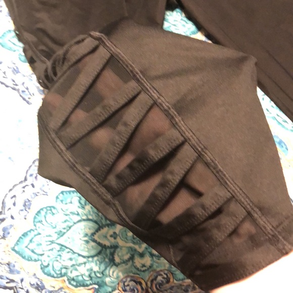 SOLD ✔️❌ Avia Capri Leggings - Picture 2 of 4